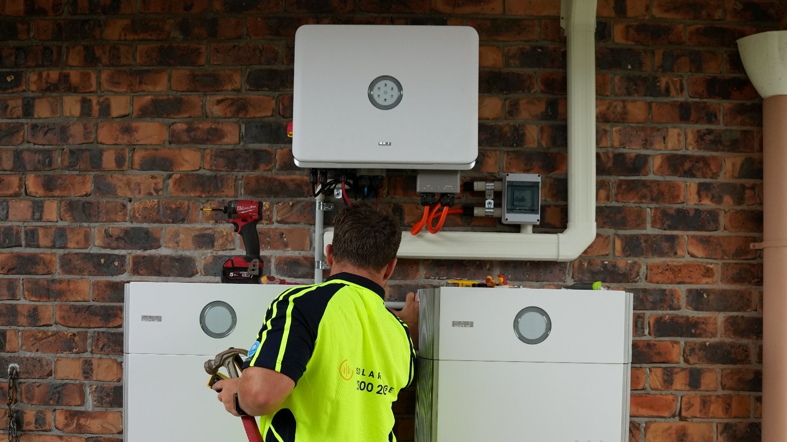 Gold Coast Solar Battery: Why Exporting Power at 3 Cents When You Could Store It at 33 Cents Is Costing You Thousands